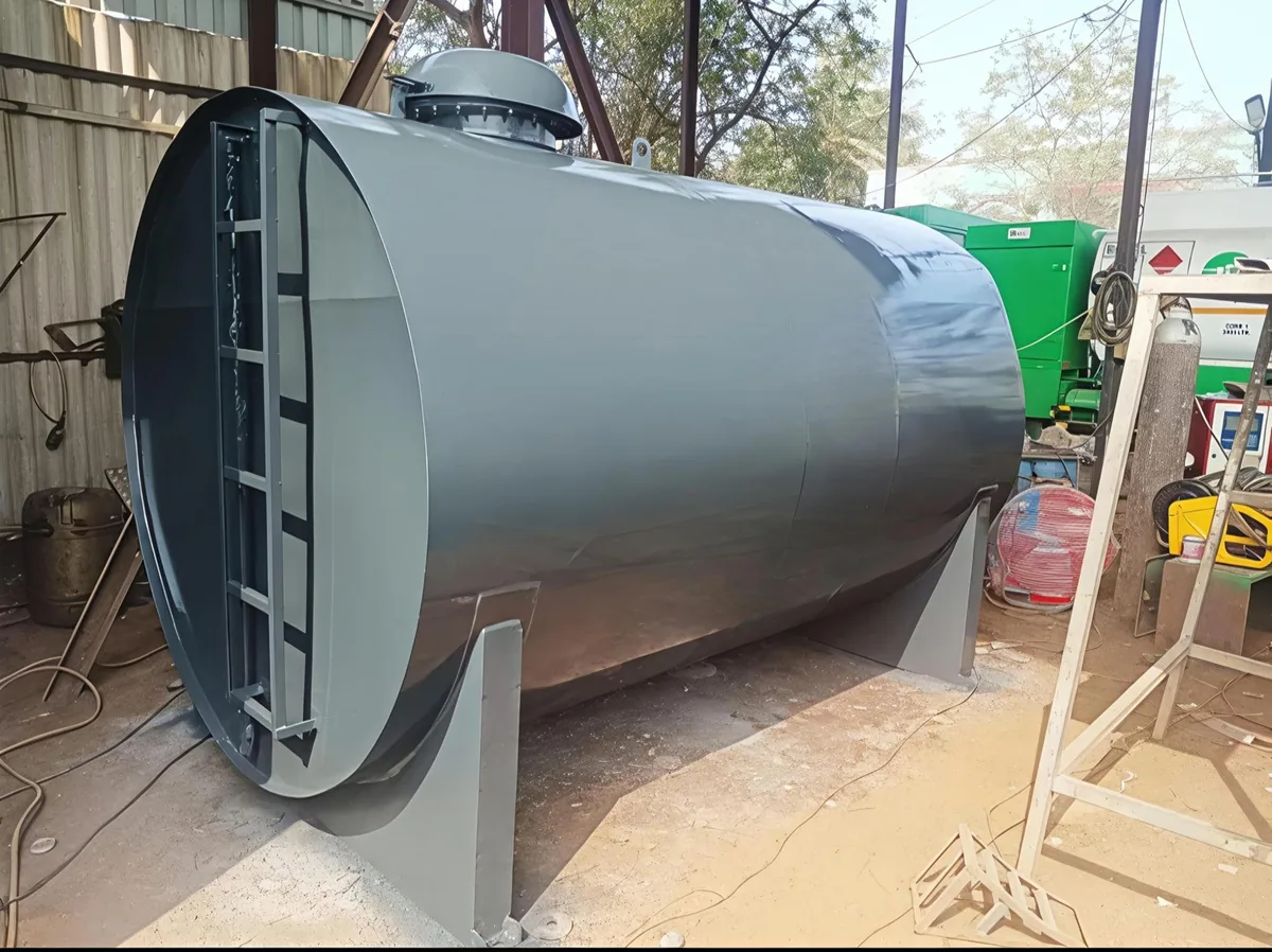 Aboveground Tank · Integrated Ladder & Vent